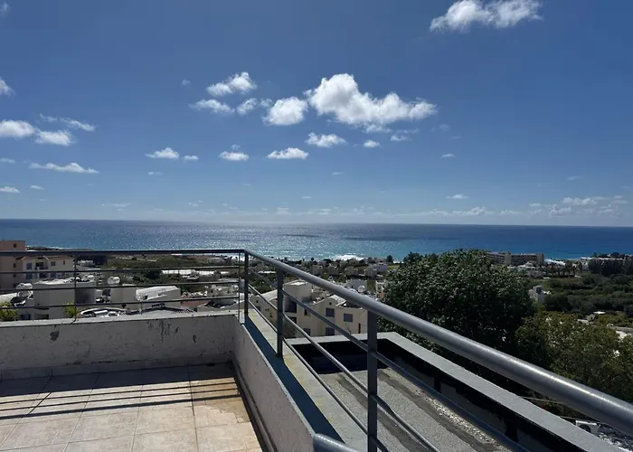 Sea Breeze Panoramic Ocean View アパート *