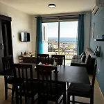 Sea Breeze Panoramic Ocean View Apartment *