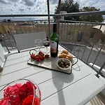 Sea Breeze Panoramic Ocean View Apartment *