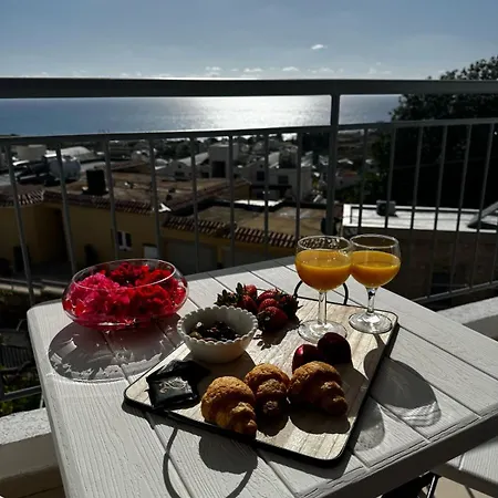 Sea Breeze Panoramic Ocean View Apartment