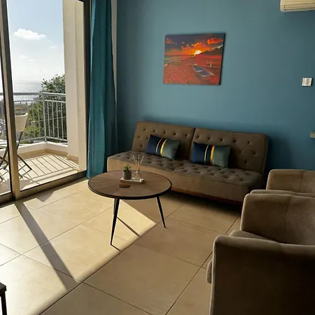 Sea Breeze Panoramic Ocean View شقة