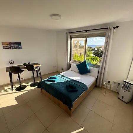 Sea Breeze Panoramic Ocean View شقة