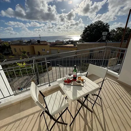 Sea Breeze Panoramic Ocean View شقة